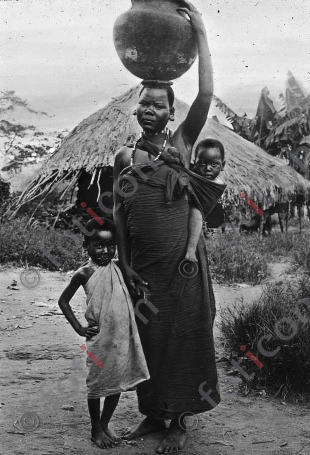 Afrikanische Frau mit Kindern | African woman with children - Foto foticon-simon-192-005-sw.jpg | foticon.de - Bilddatenbank für Motive aus Geschichte und Kultur